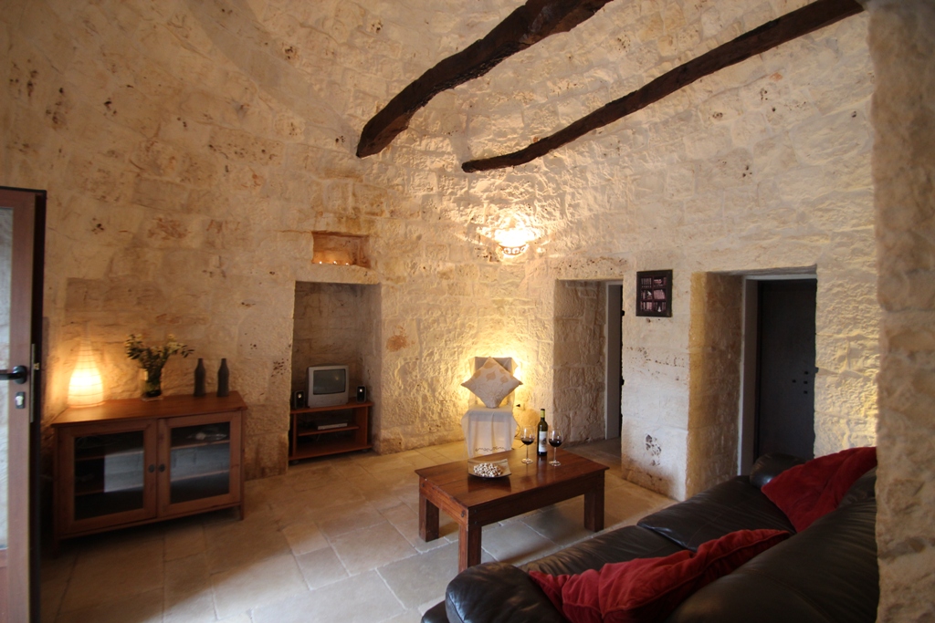 Trullo Casolare lounge 2.JPG